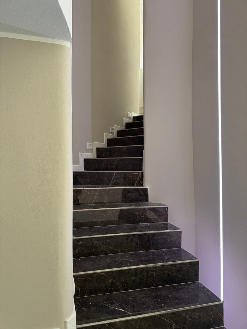 immagine-scala-di-marmo-nero-con-led