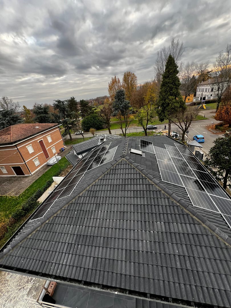rifacimento-tetto-con-tegole-scure-e-impianto-fotovoltaico